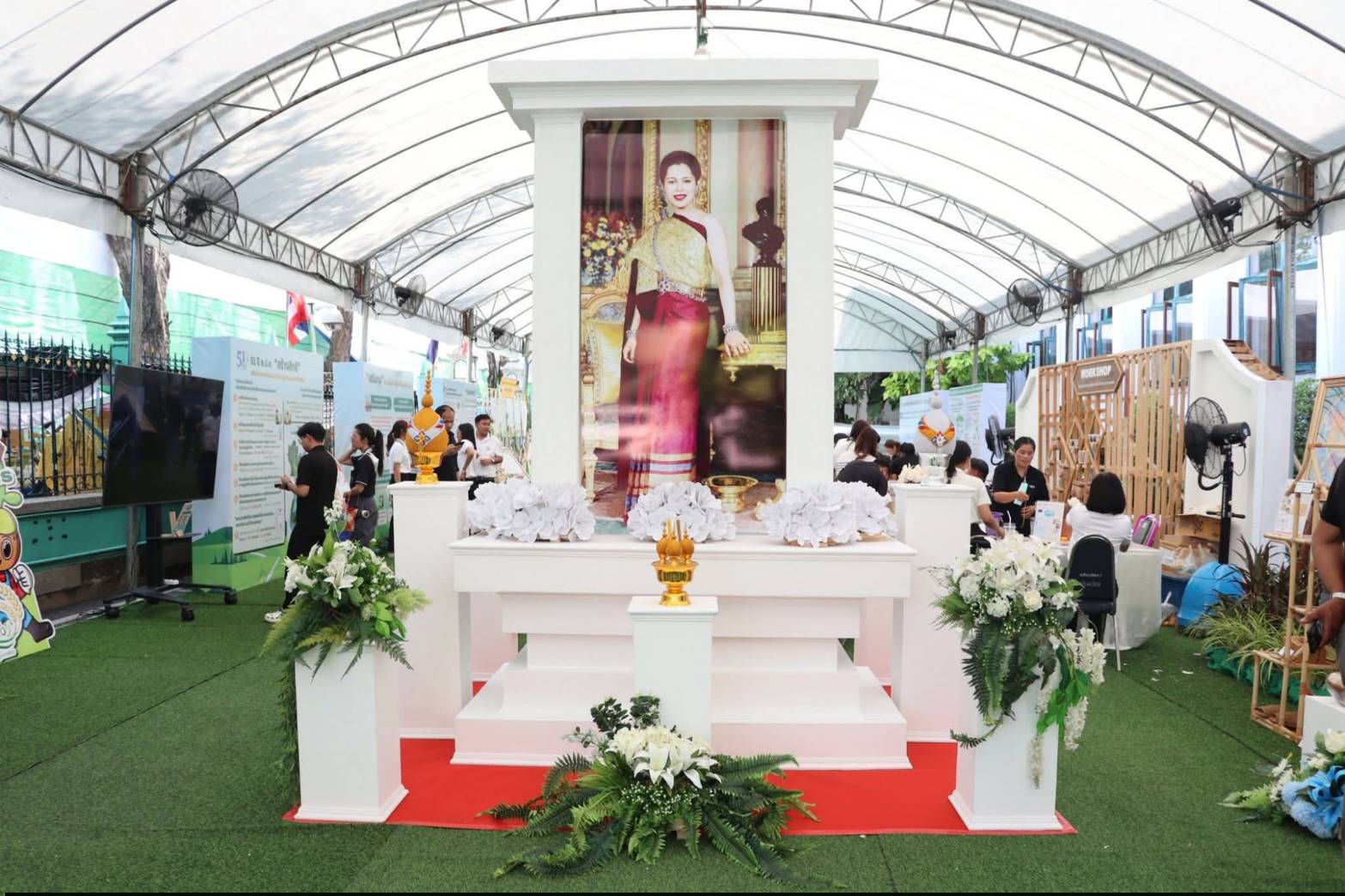 title - รัฐมนตรีว่าการกระทรวงเกษตรและสหกรณ์ พร้อมด้วยคณะผู้บริหาร ส.ป.ก. เข้าเยี่ยมชมโซนกิจกรรมฝึกอาชีพ Workshop งานศิลปหัตถกรรม (ศพส.) กิจกรรมจัดขึ้นภายใต้งาน วันคล้ายวันสถาปนาครบรอบ 51 ปี ส.ป.ก. ณ สำนักงานการปฏิรูปที่ดินเพื่อเกษตรกรรม